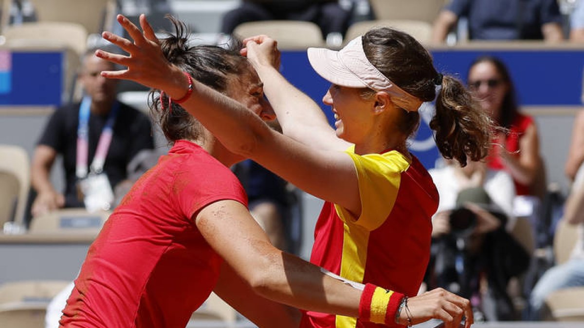 Cristina Bucsa y Sara Sorribes celebran tras ganar a las checas Karolina Muchova y Linda Noskova.
