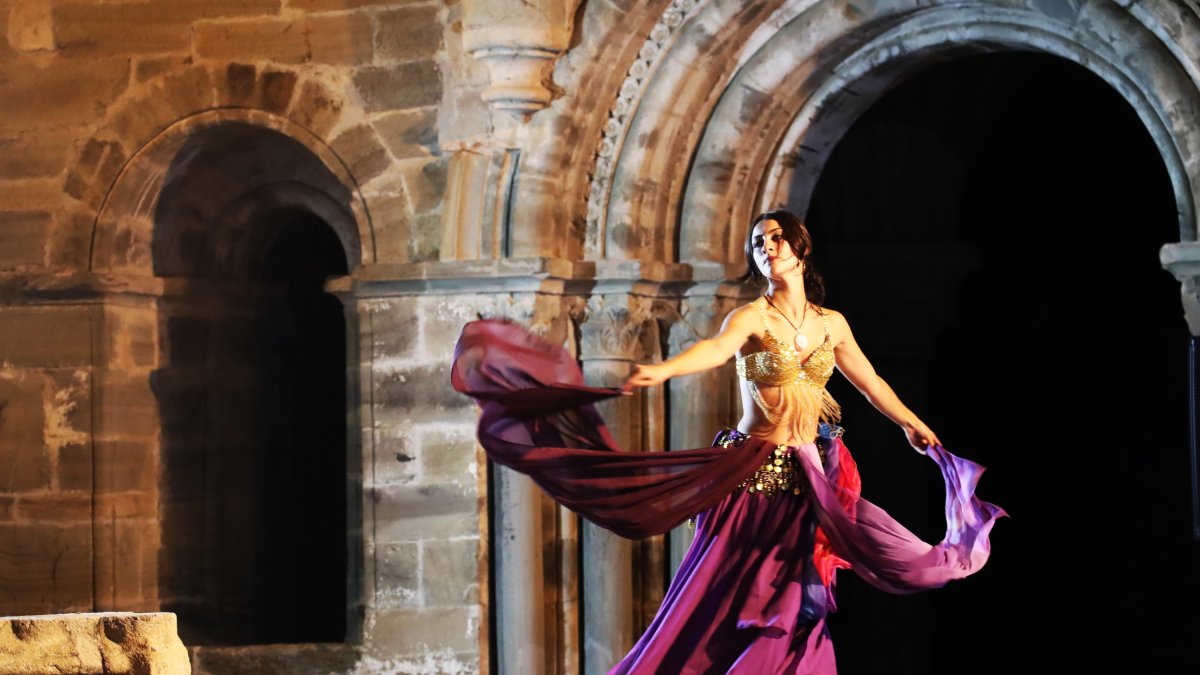 Un espectáculo de danza amenizó la Cena Medieval en el Monasterio de Carracedo.
