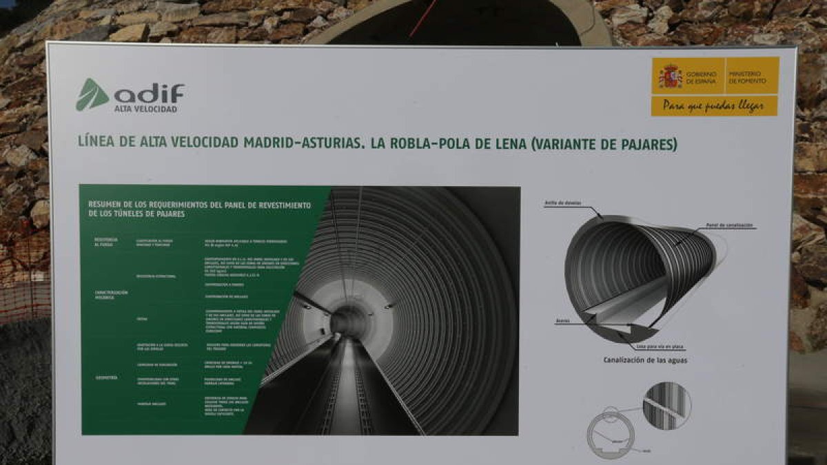 Cartelería con la que se anunciaba la intervención en los túneles acometidos por las filtraciones. RAMIRO
