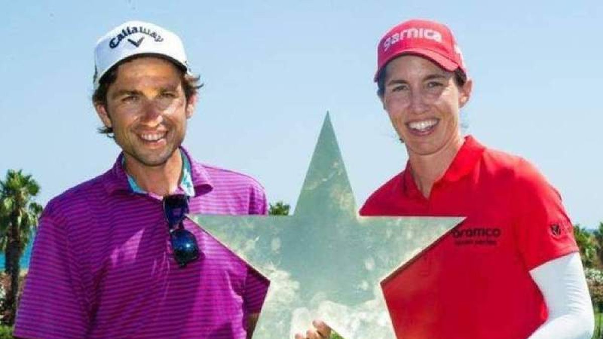 El caddie berciano Álvaro Alonso Prada junto a la golfista navarra Carlota Ciganda. DL