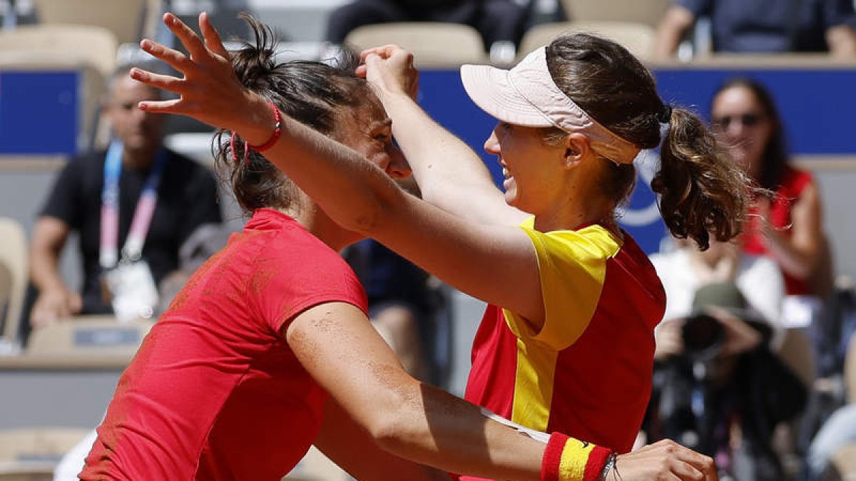 Sorribes y Bucsa celebran su medalla de bronce en París. EFE