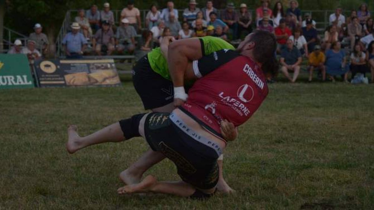El líder de pesados Pedro Alvarado superó en la final de La Vecilla a Abel Cabero.  ÁLVARO QUIÑONES