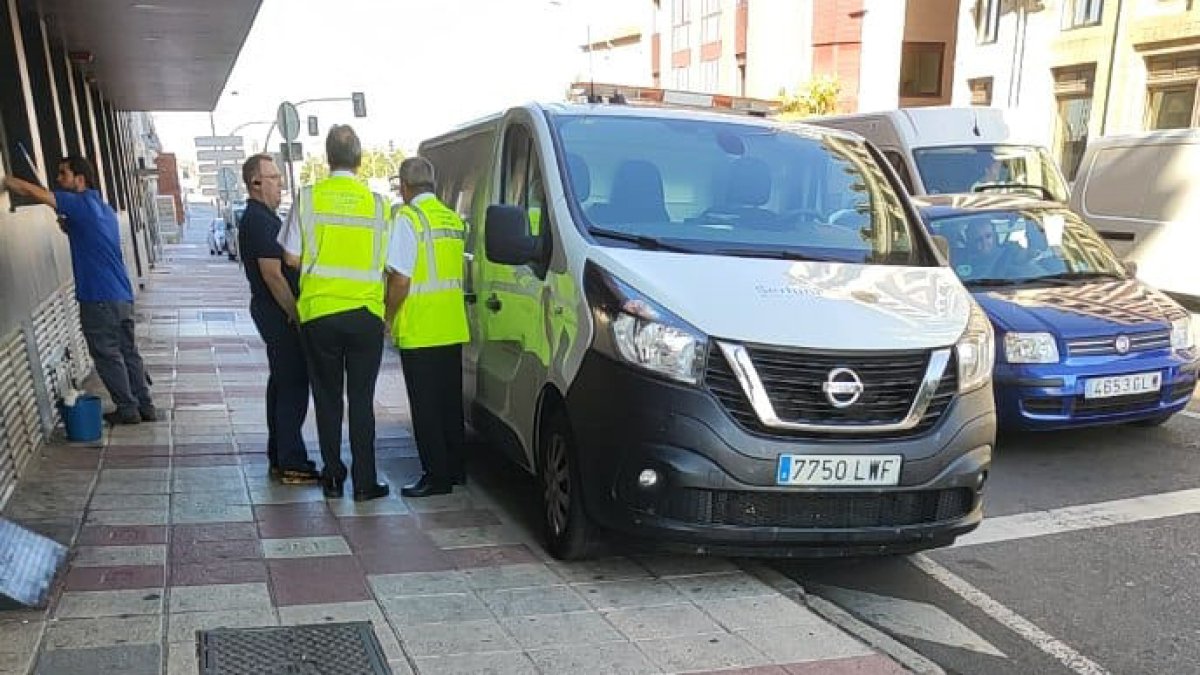 Vehículo de los servicios funerarios en las inmediaciones del lugar del suceso