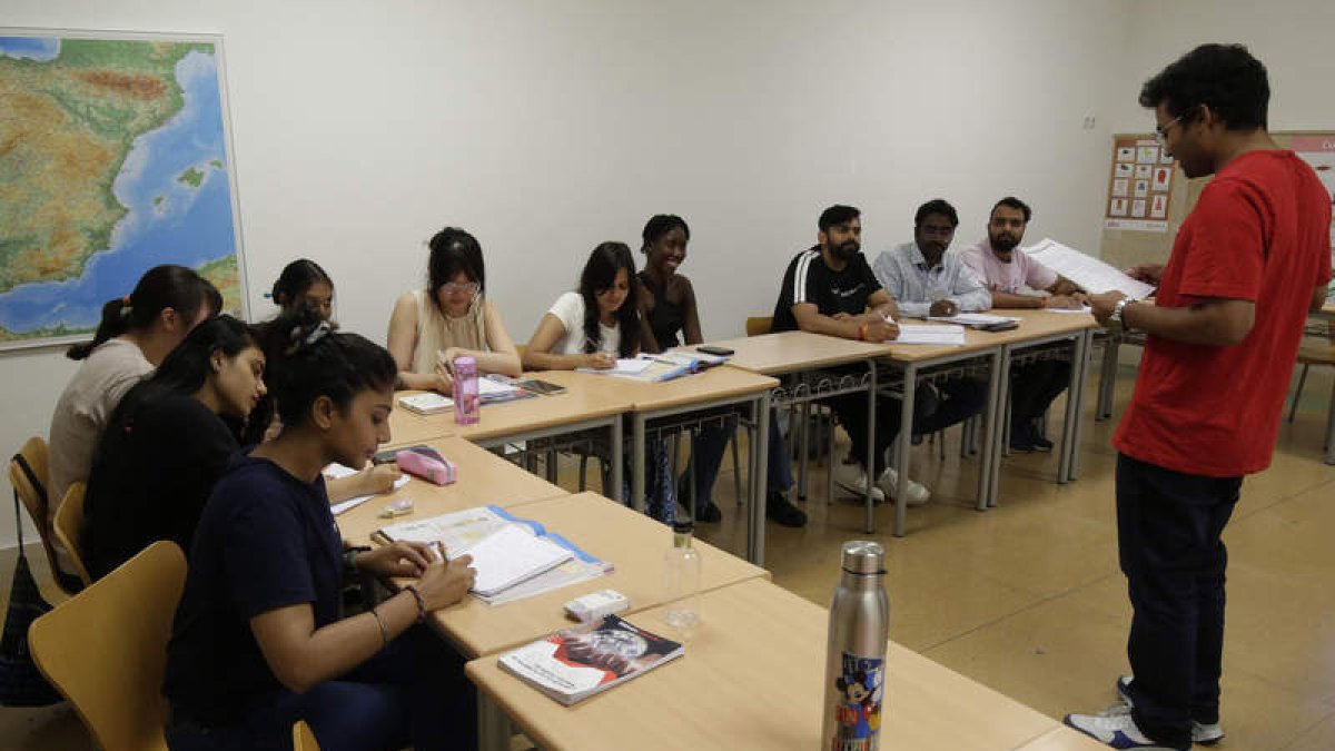 Alumnos de español en el Centro de Idiomas de la Universidad durante una de sus clases de ayer.  FERNANDO OTERO