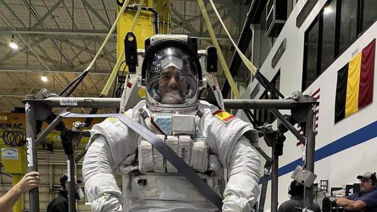 Pablo Álvarez con el traje sumergible.  DL