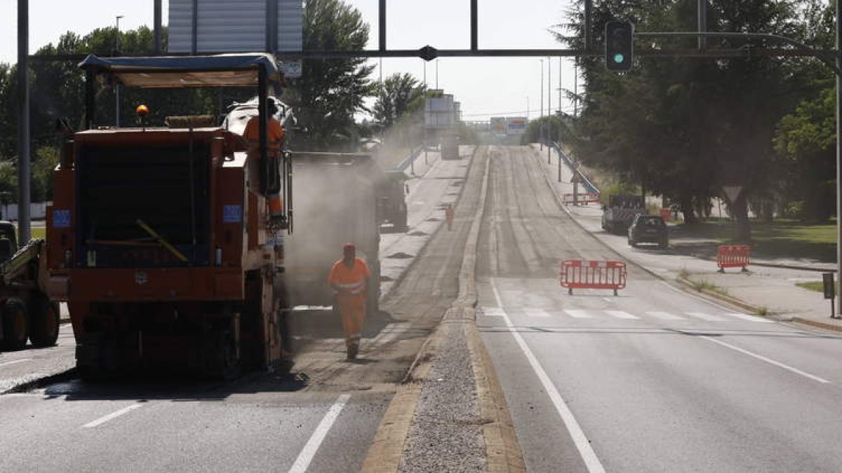 La larga avenida de la travesía de la N-630 en la capital leonesa, cortada por obras, ayer tarde.  RAMIRO