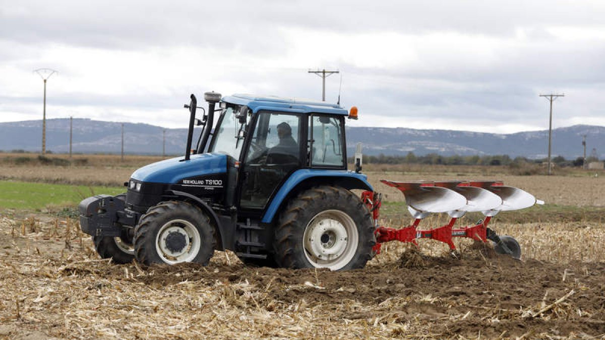 Imagen de un tractor realizando labores a arada en la provincia de León.  MARCIANO PÉREZ