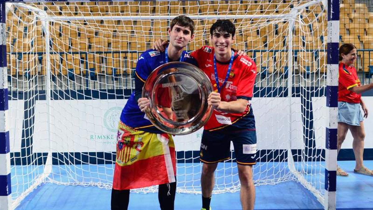 Álvaro Pérez y Javi Miñambres vuelven al Ademar tras ganar el Europeo sub-20 en Eslovenia.  DL