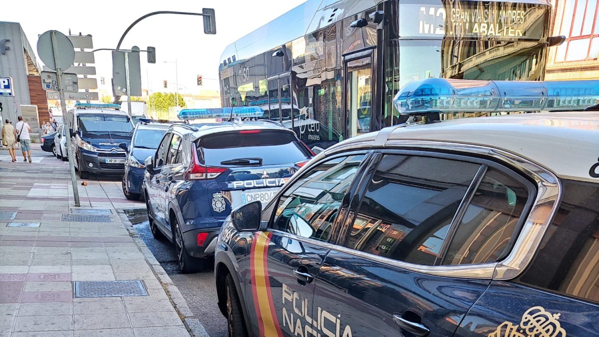 Cuatro de los vehículos policiales que se acercaron hasta el lugar de los hechos.