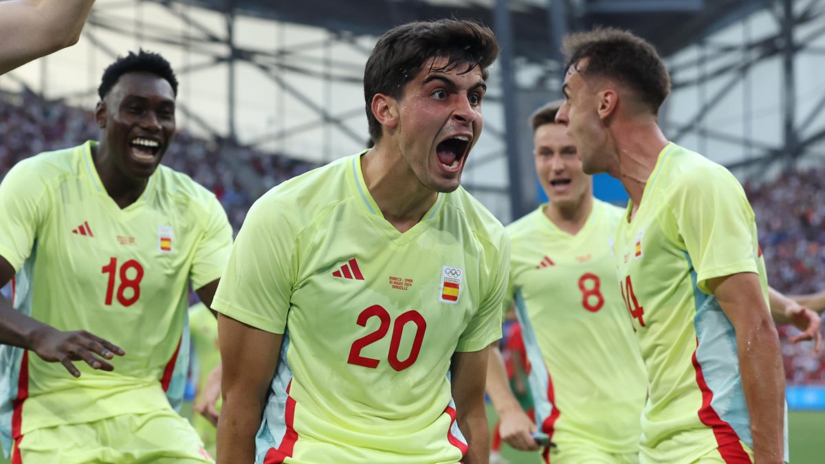 El defensa español Juanlu (c) celebra tras anotar el 1-2 ante Marruecos durante el partido de semifinal de Fútbol, entre España y Marruecos. KIKO HUESCA