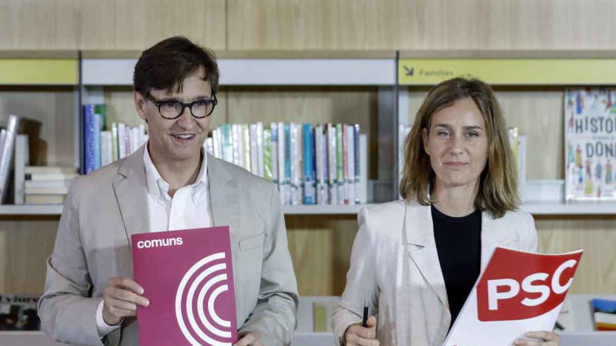 El primer secretario del PSC, Salvador Illa, durante la firma del acuerdo de investidura. ANDREU DALMAU