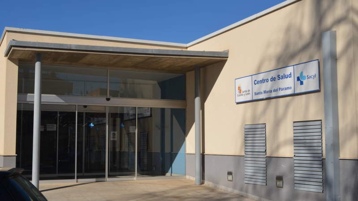 Entrada al centro de salud de Santa María del Páramo.  MEDINA