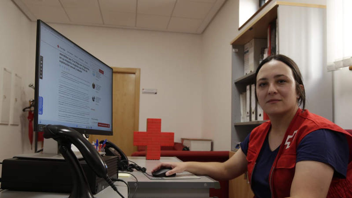 Noemí Suárez, técnica visual, de las primeras voluntarias digitales. FERNANDO OTERO