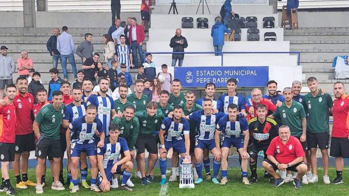 La Deportiva celebra el Trofeo Emma Cuervo tras ganar al Arenteiro.  SDP
