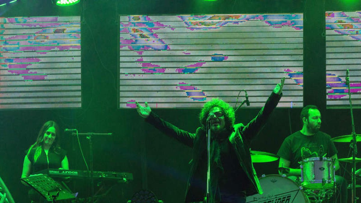 Rafa Pastor, cantante de Top Líder, que actuará en La Bañeza el 13 de agosto.  MARÍA FUENTES