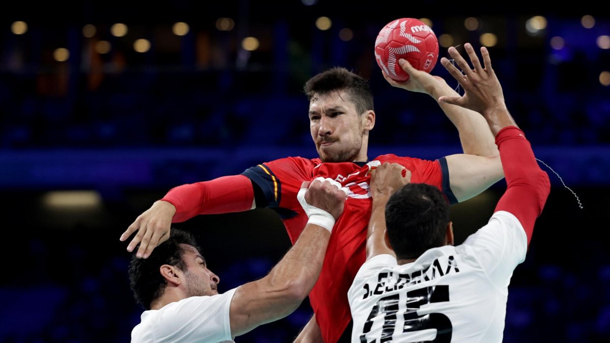 El jugador español Alex Dujshebaev (C) lanza durante el partido de cuartos ante Egipto. EFE/EPA/ALEX PLAVEVSKI