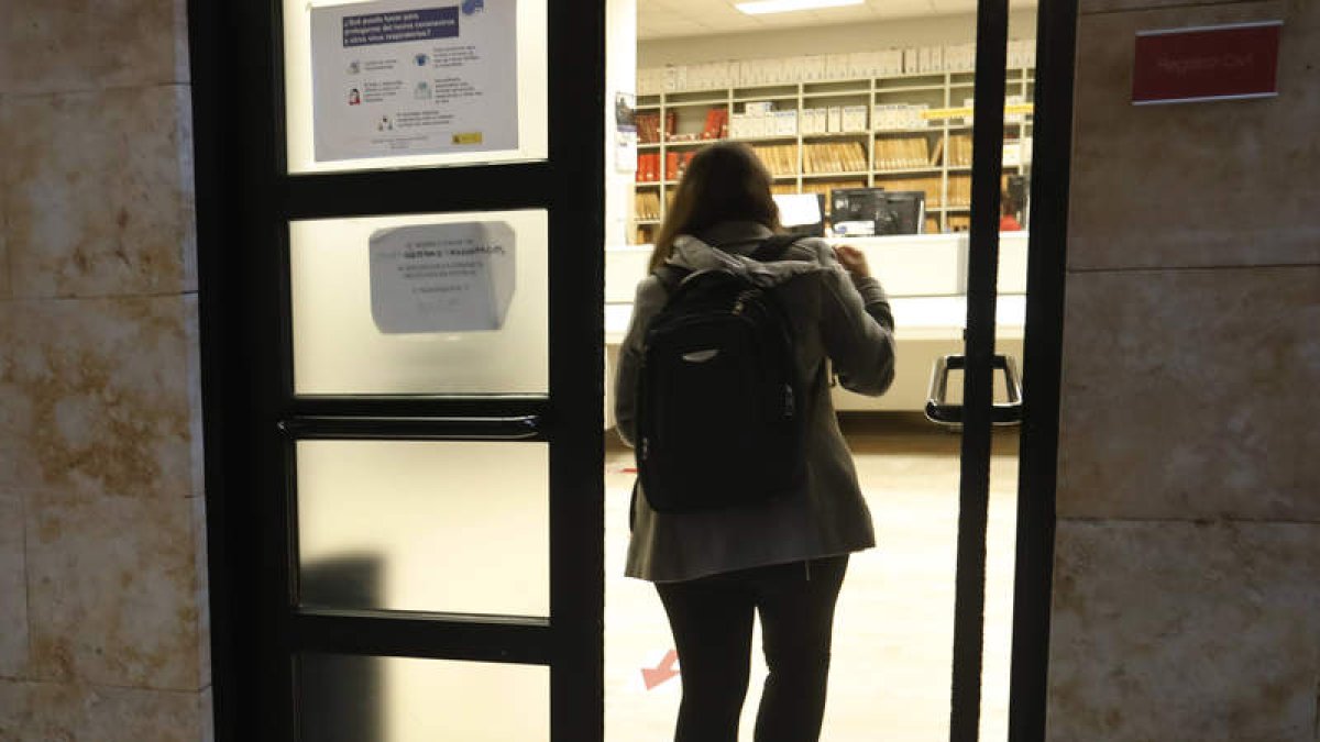Imagen de archivo del Registro Civil de León, que incorpora a su sistema nuevas modalidades de servicio.  RAMIRO