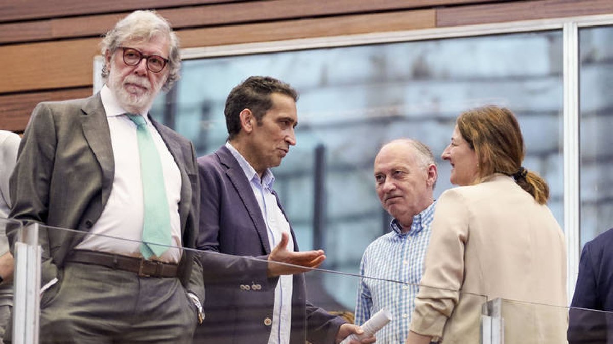 El presidente de CEOCYL, Santiago Aparicio (i), junto a los secretarios regionales de CCOO y UGT, Vicente Andrés (c) y Faustino Temprano.