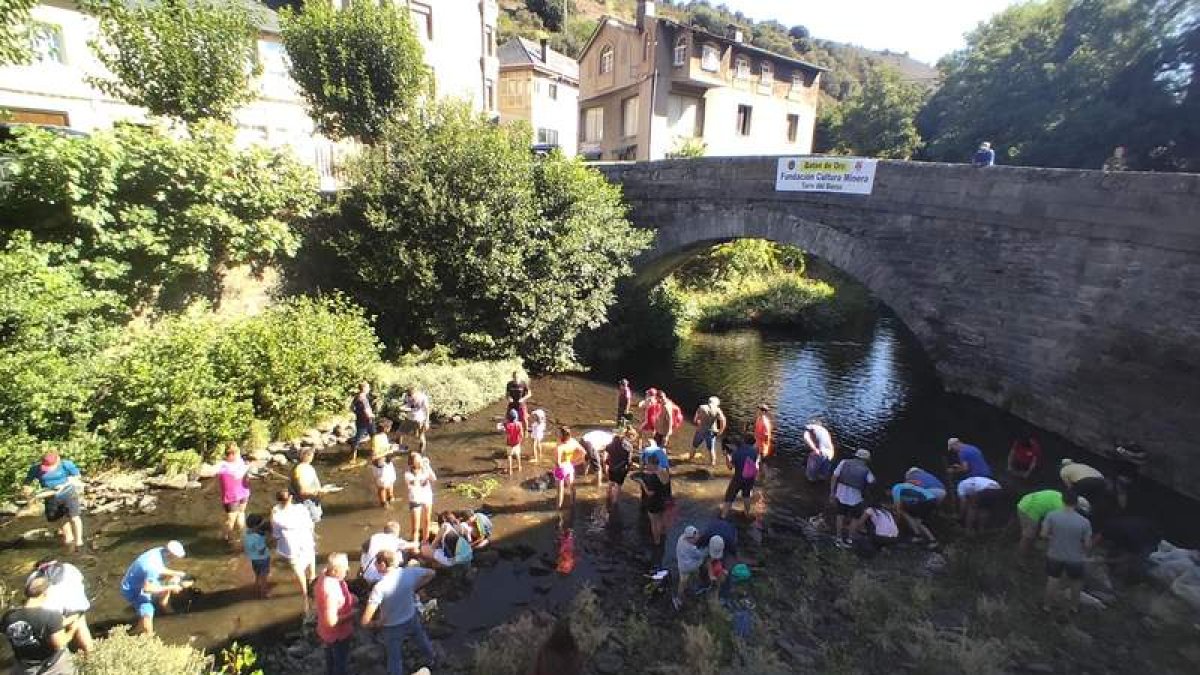 Imagen de una jornada de bateo de oro en el río de Torre del Bierzo de hace dos años. DL