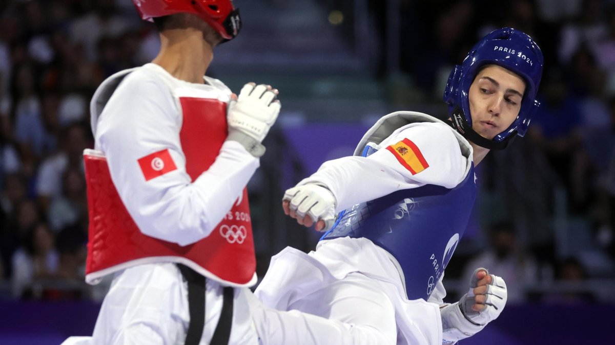 El azerbayano Gashim Magomedov (rojo) y Adrian Vicente Yunta (azul) en acción durante el combate de cuartos de -58kg en el Grand Palais en Paris. TERESA SUAREZ