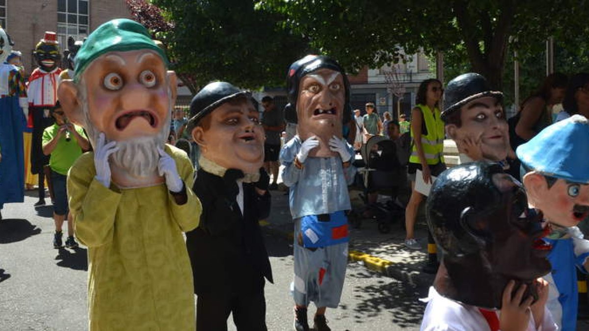 Los desfiles de gigantes y cabezudos volverán a ser unas de las citas preferidas de los más pequeños en las fiestas de La Bañeza. MEDINA