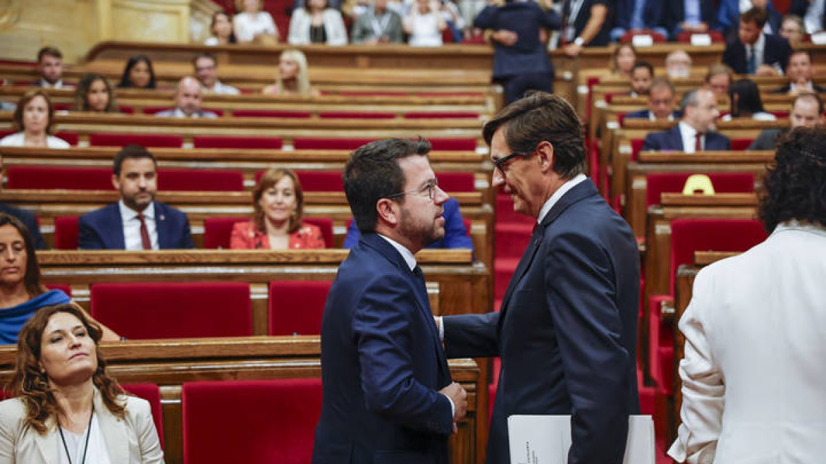 El presidente del Parlament, Josep Rull, este jueves en la Cámara autonómica, al inicio del debate de investidura del socialista Salvador Illa como nuevo presidente de la Generalitat, con el apoyo de PSC, ERC y Comuns, en plena incertidumbre por el regreso a Cataluña del expresident Carles Puigdemont, cuya detención podría llevar a la suspensión de la sesión parlamentaria.