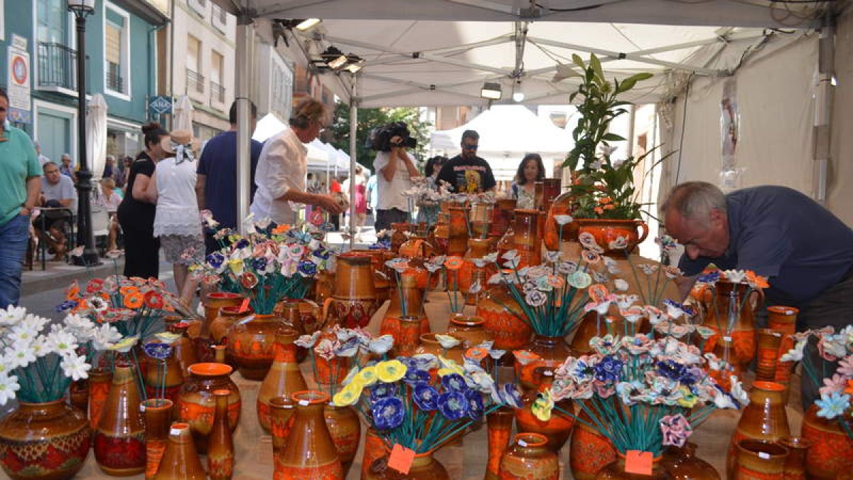 Uno de los puestos de la Feria de Alfarería de La Bañeza el pasado año.
