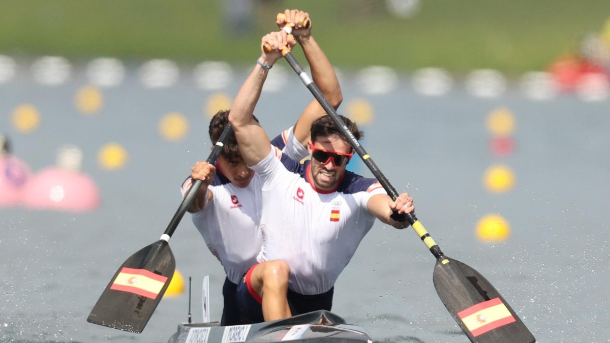 Los españoles Diego Domínguez y Joan Antoni Moreno durante la semifinales de de C2 500 de piragüismo. EFE/ Ali Haider