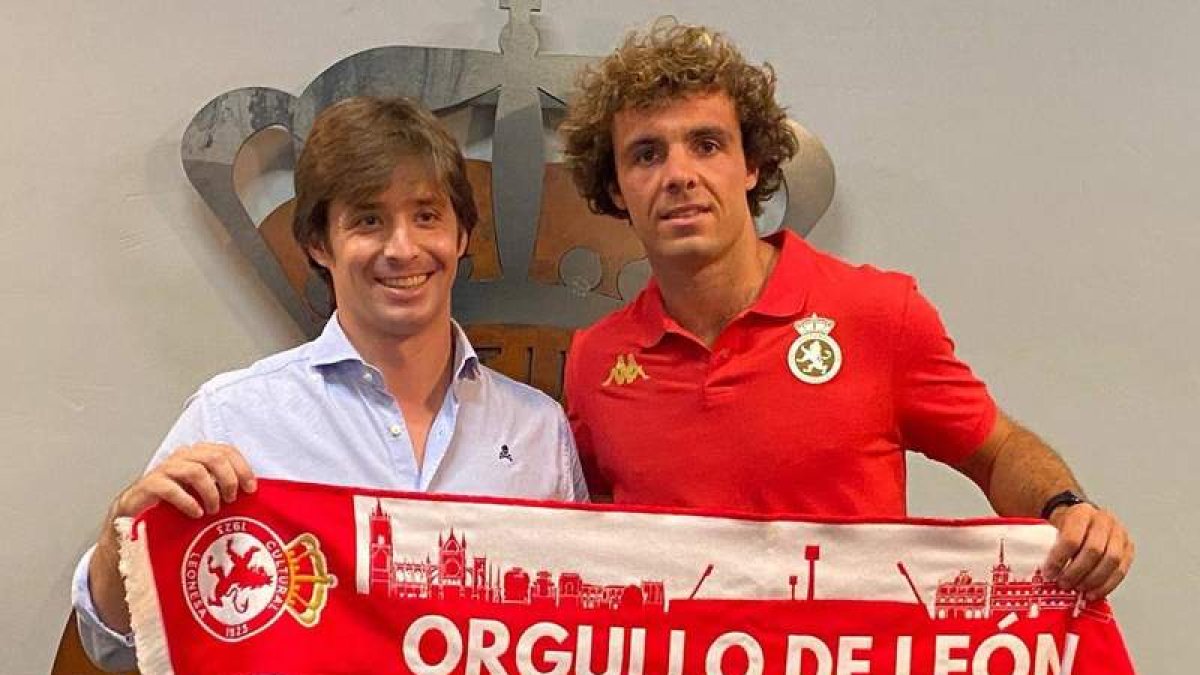 Juan Artola, presentado en el Reino de León como nuevo jugador de la Cultural.  DL