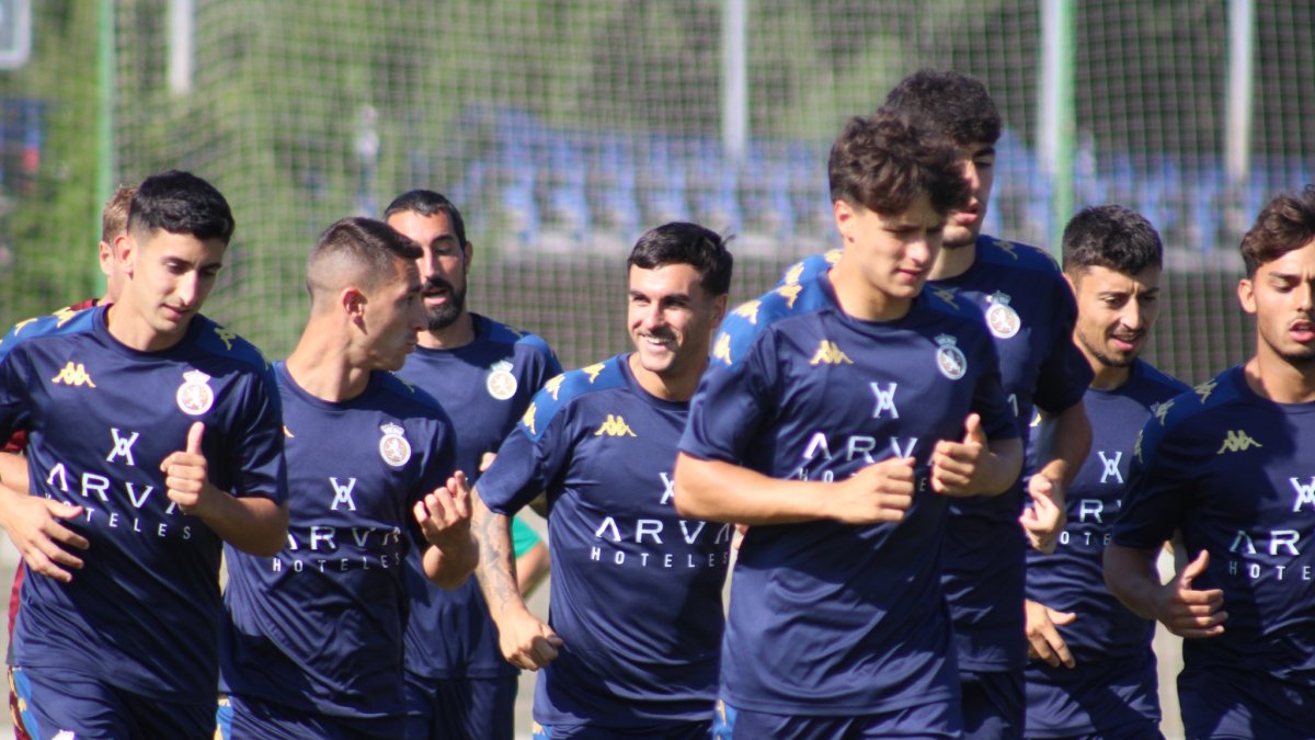 La Cultural entrena antes del partido frente al Burgos CF.