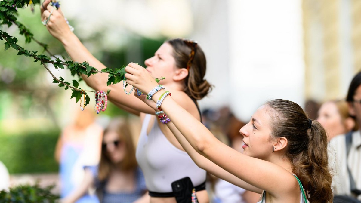 Los fans intercambian pulseras en el 'árbol de pulseras de la amistad' después de que el organizador cancelara los tres conciertos de la cantautora estadounidense Taylor Swift debido al riesgo de un ataque, en Viena, Austria, 08 de agosto de 2024. Los tres espectáculos de Swift en Viena, previstos para los días 8, 9 y 10 de agosto, fueron cancelados 