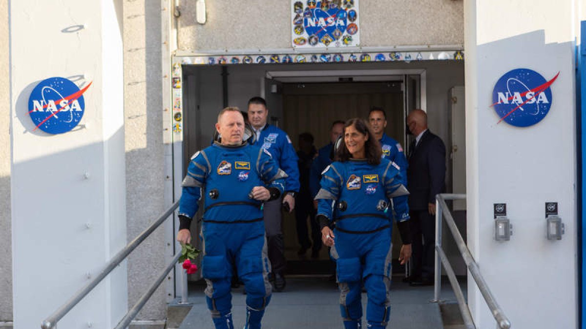 Los astronautas saliendo del Centro Espacial Kennedy en Merritt Island el pasado 6 de mayo. LACEY YOUNG