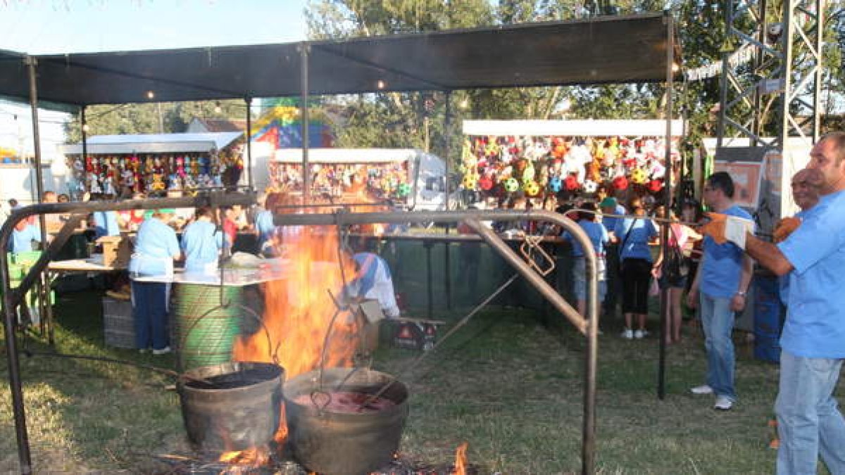 Foto de archivo de los preparativos de la degustación de chorizos al vino.  ARCHIVO
