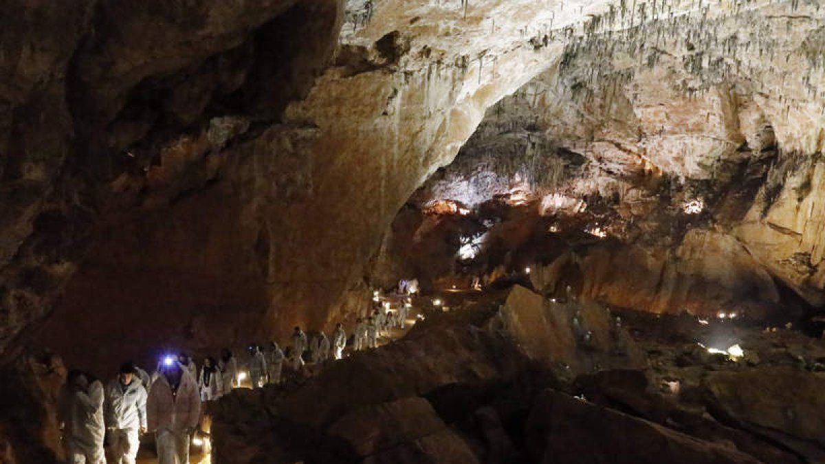 Las posibilidades que ofrece la zona son fantásticas. La Cueva de Valporquero es el eje central de la propuesta. Pero hay otra suerte de posibilidades que se antojan de forma igualmente interesante muy atractivas para el turista. Las ferias,  como en la imagen superior o las opciones de escalada  son ejes fantásticos para convertir el reclamo de la  Reserva de la Biosfera en un punto de encuentro de  familiares y vecinos de las localidades aledañas y de las provincias limítrofes por extensión.