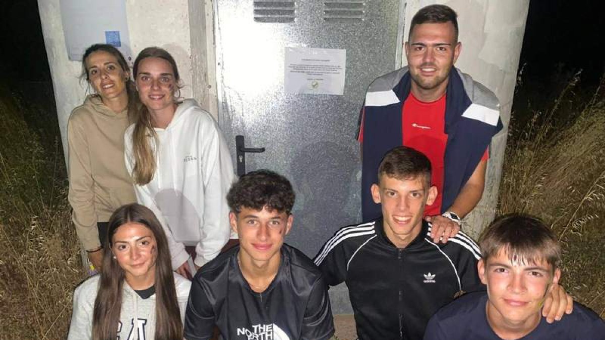 Los niños del pueblo disfrutando de las noches.  DL