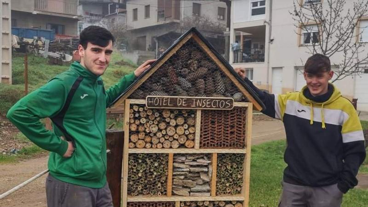 Dos de los autores del ‘hotel’ para insectos de Corullón.
