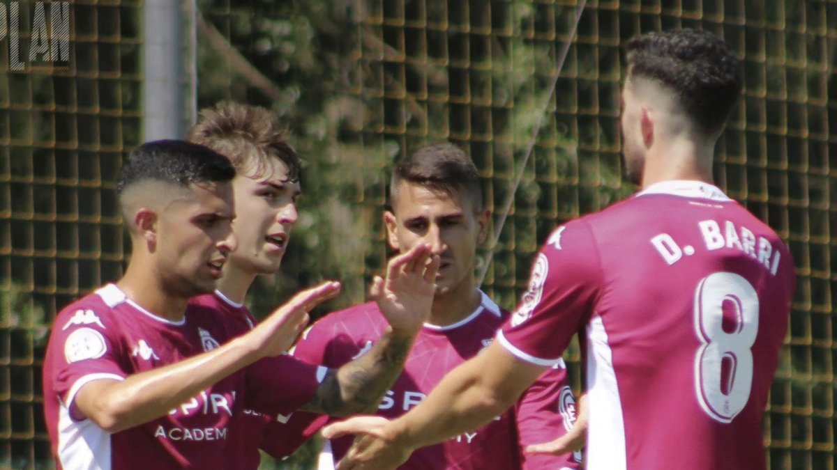 Manu Justo celebra con sus compañeros el único gol del partido.