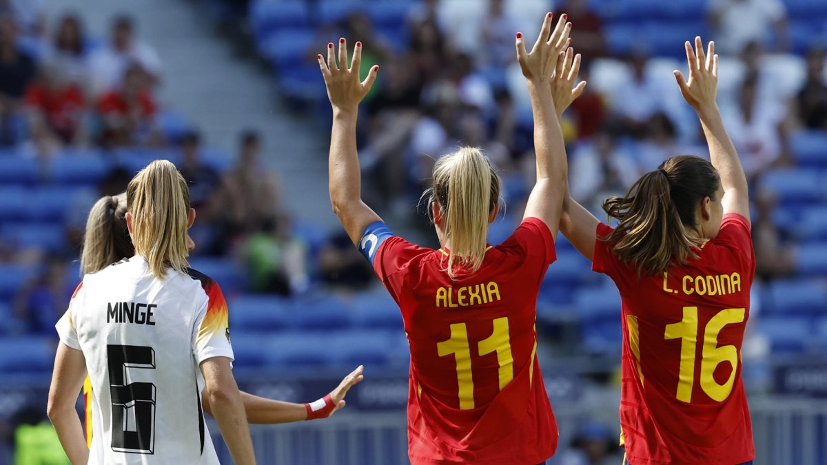 Las futbolistas españolas Alexia Putellas (2d) y Laia Codina (d) ante Alemania durante el partido por la medalla de bronce. EFE/ Miguel Toña
