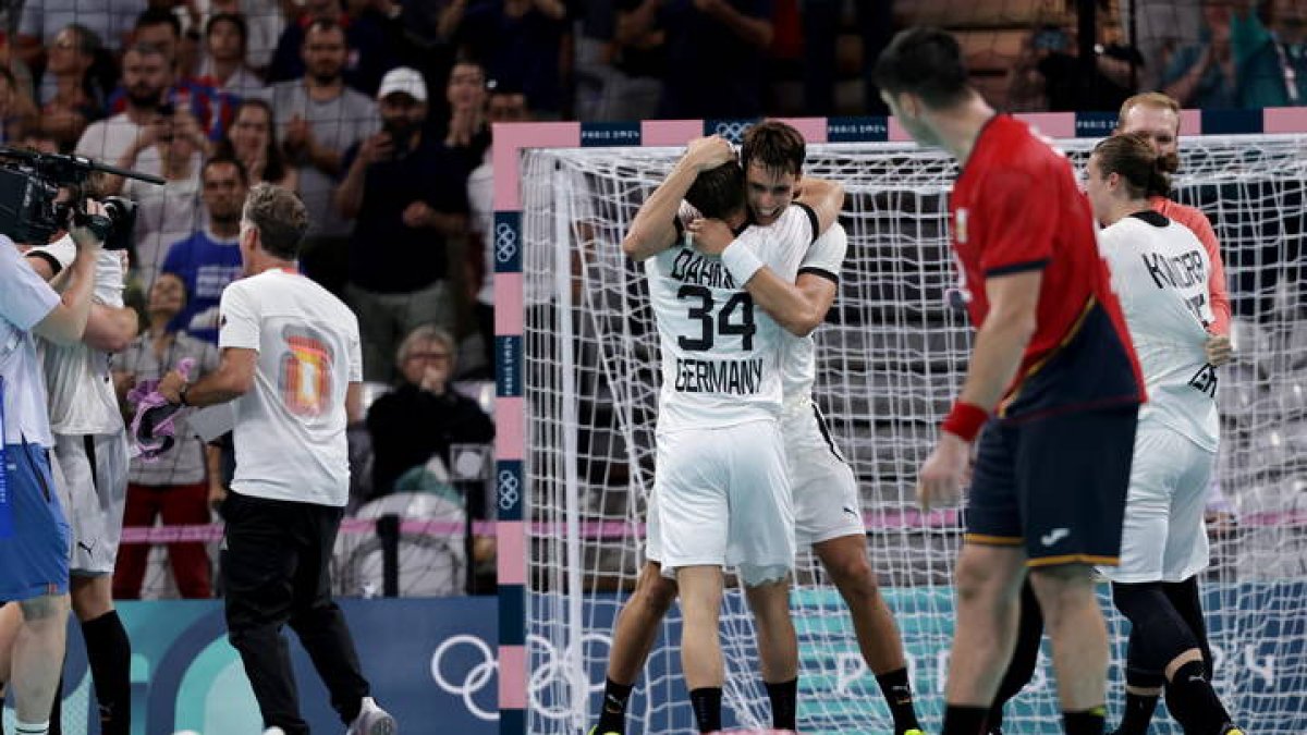 La desolación de los jugadores españoles contrasta con la alegría de los alemanes.