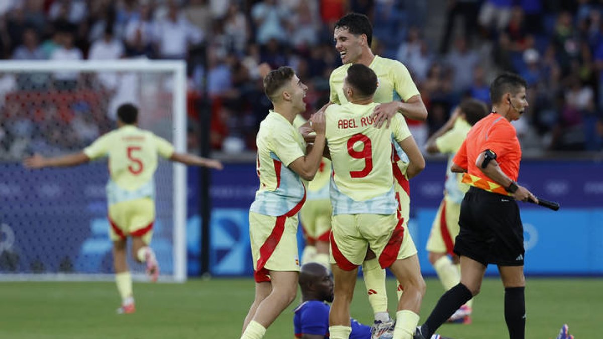 Los jugadores españoles celebran el título olímpico en fútbol tras superar en la final a Francia.