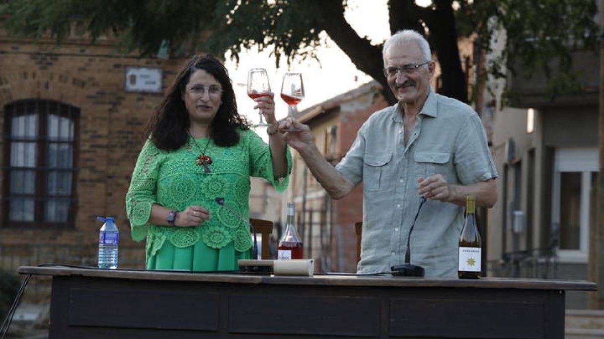 La pregonera Irma Basarte con el alcalde Urbano Seco.