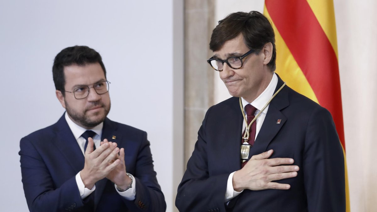 El presidente electo de la Generalitat, Salvador Illa (d), y el expresidente, Pere Aragones, durante el acto de toma posesión de Illa este sábado en Barcelona. Illa fue investido el pasado jueves, fecha en la que el expresidente catalán Carles Puigdemont hizo una fugaz irrupción en la capital catalana tras la que huyó para eludir su detención. Puigdemont asegura encontrarse ya de regreso a Waterloo