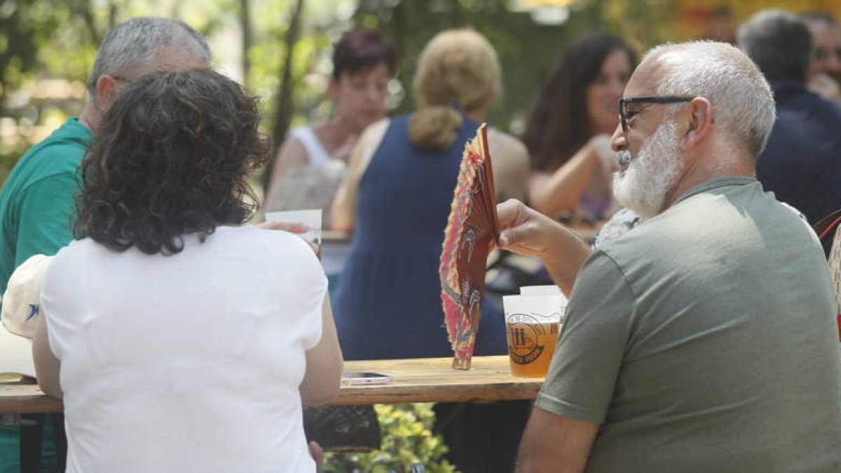 Una pareja se abanica en un día de calor.