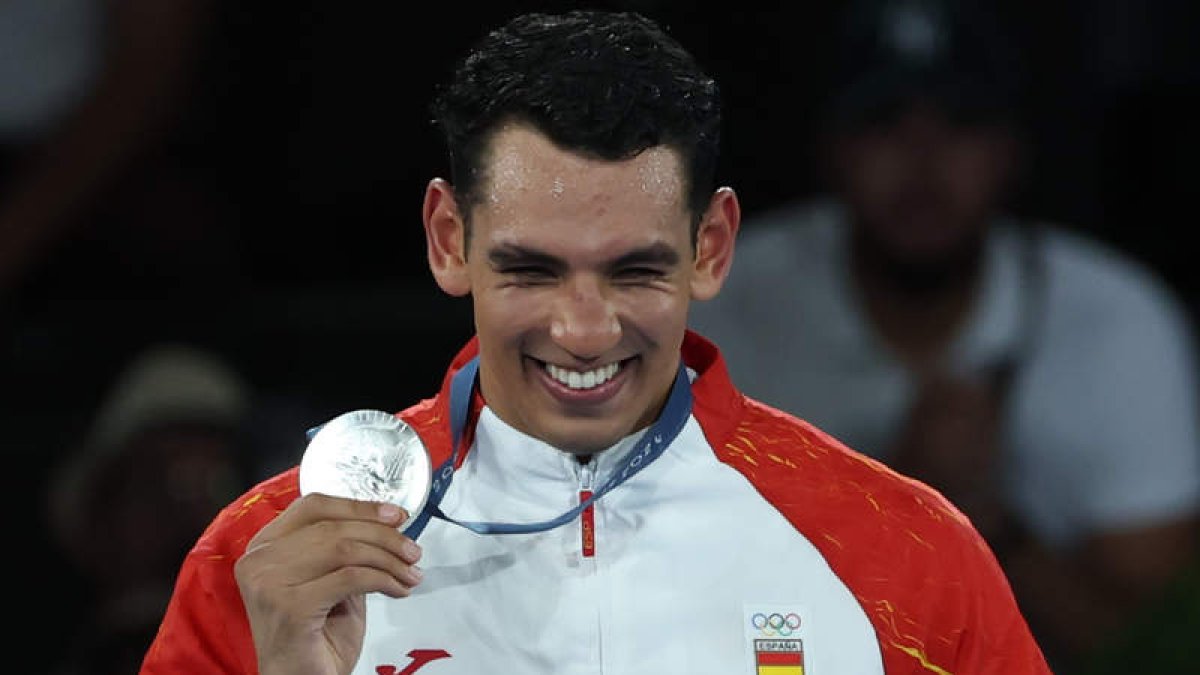 El español Ayoub Ghadfa muestra su medalla de plata. KIKO HUESCA