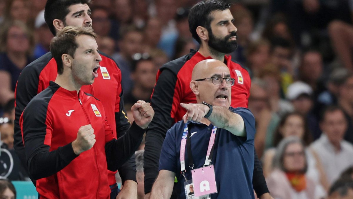 El seleccionador español Jordi Ribera da indicaciones a sus jugadores durante el partido por el bronce de París 2024 que su equipo se adjudicó ante Eslovenia. EFE/EPA/ALEX PLAVEVSKI