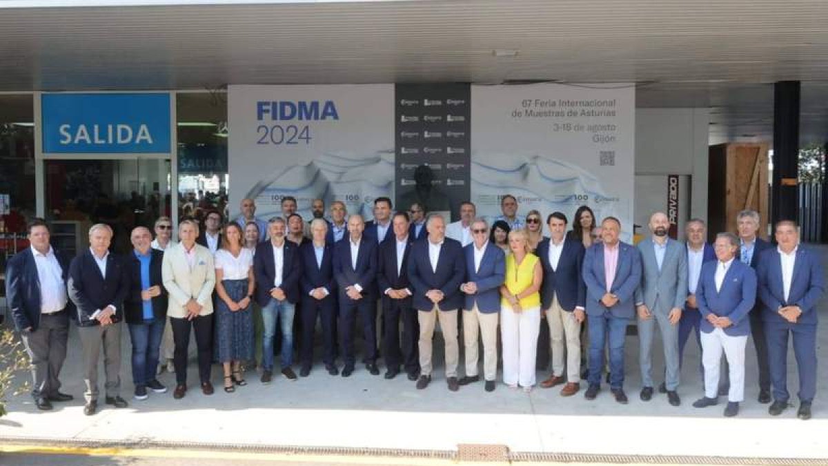 Foto de familia de los participantes en la muestra asturiana este fin de semana. DL