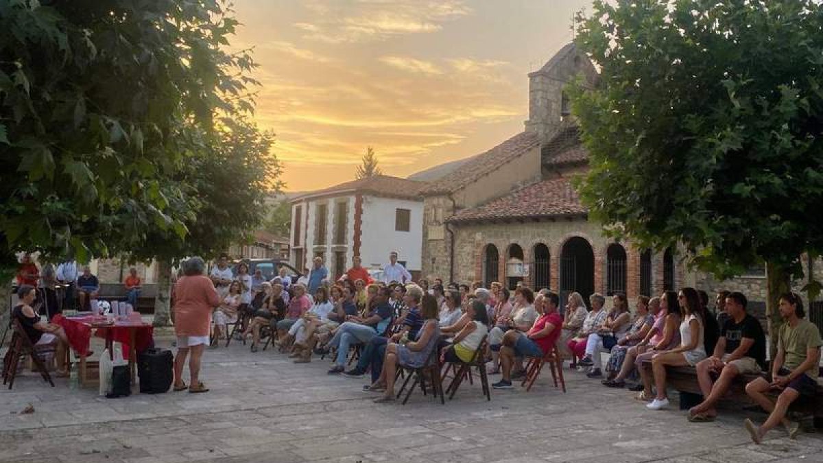Celsa García y la escritora Beatriz Abad, en La Vecilla. DL
