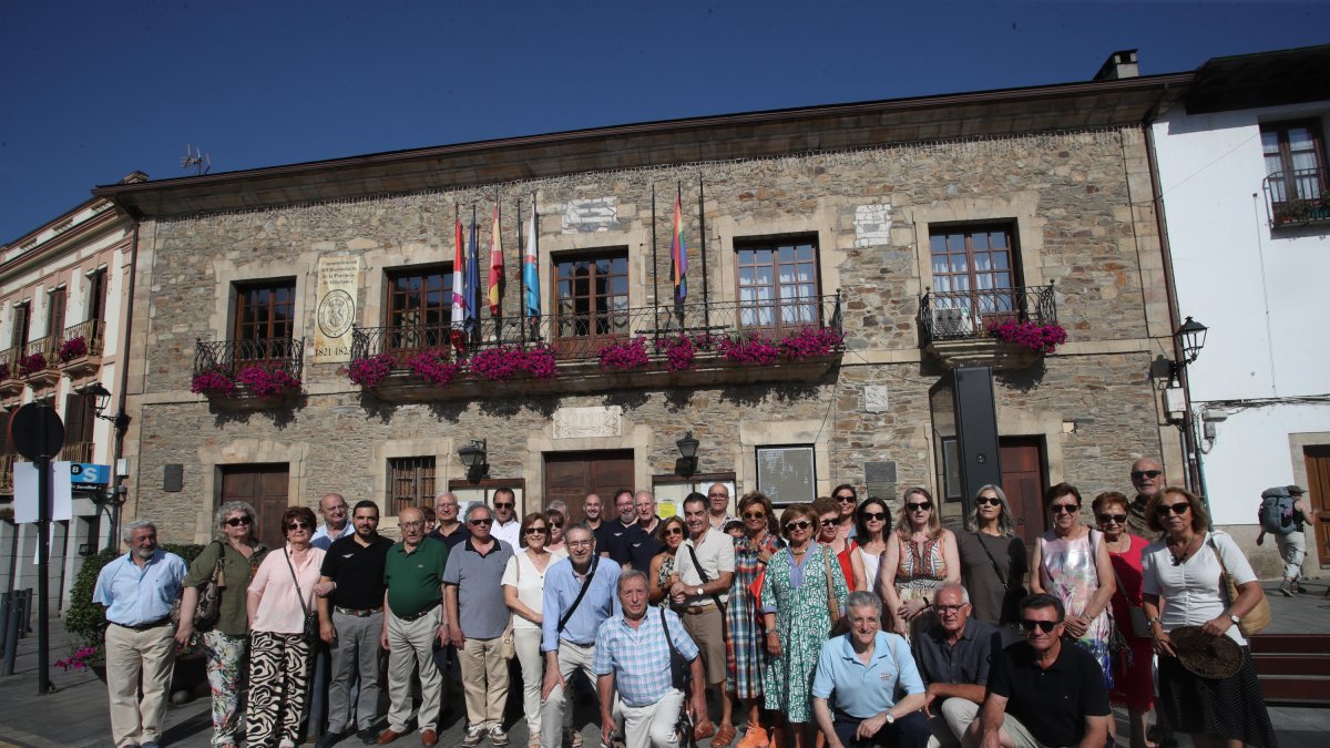 Imagen de familia del grupo de relojeros que se dieron cita en Villafranca.