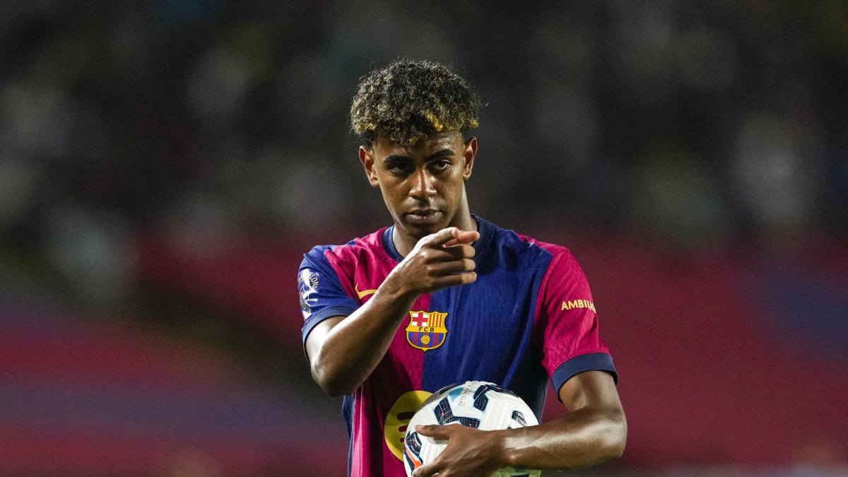El delantero del Barcelona Lamine Yamal durante el partido del torneo Joan Gamper, que Barcelona y Mónaco disputaron en el estadio Olímpico Lluis Companys. Alejandro García