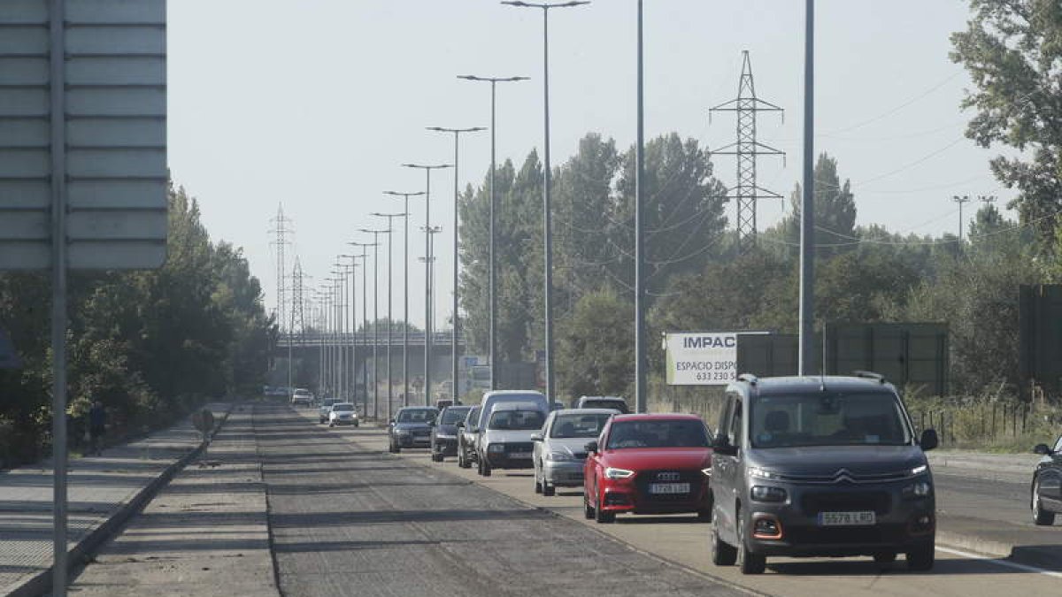 La primera fase del asfaltado comenzó ayer con el fresado de las vías.